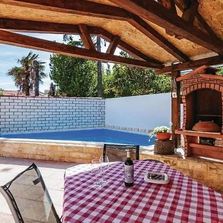 House With A Swimming Pool - 25271